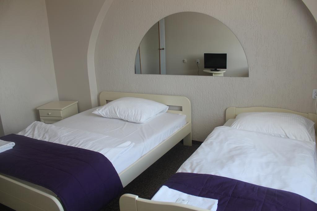 Hotel Pod Debem Zielona Góra Esterno foto
