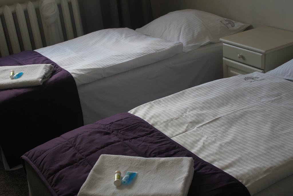 Hotel Pod Debem Zielona Góra Esterno foto