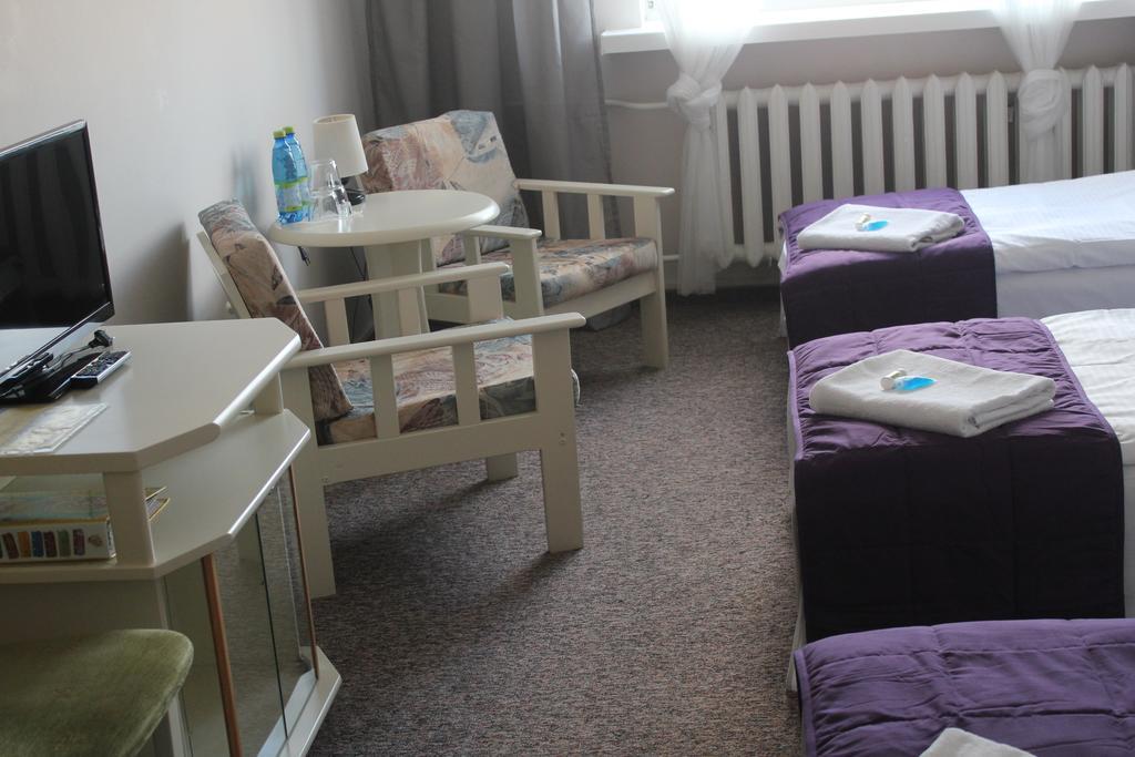 Hotel Pod Debem Zielona Góra Esterno foto