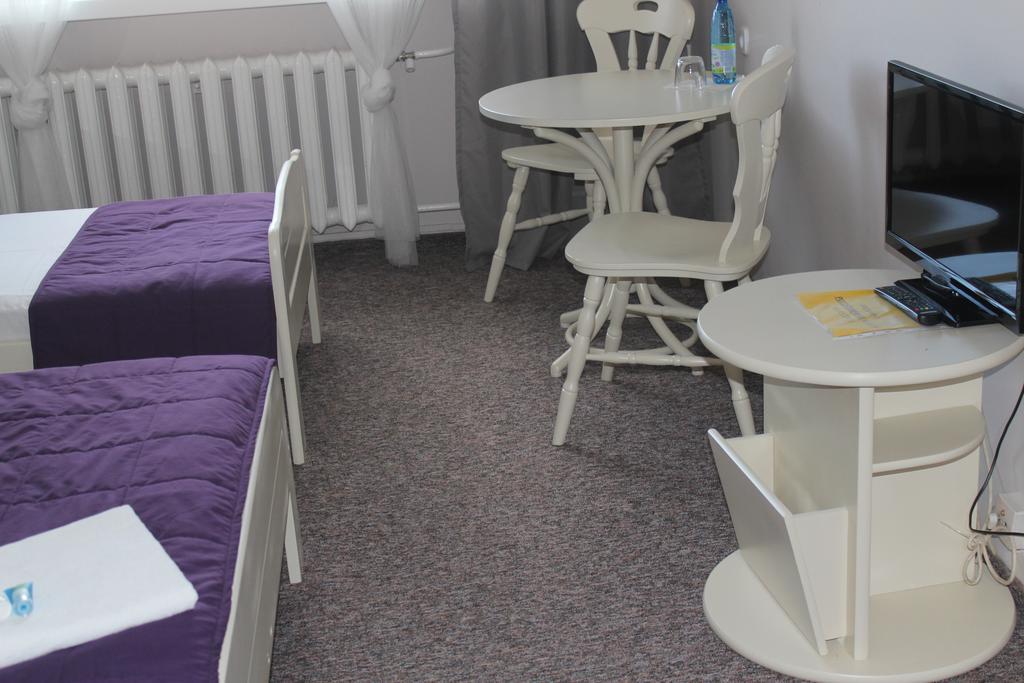 Hotel Pod Debem Zielona Góra Esterno foto