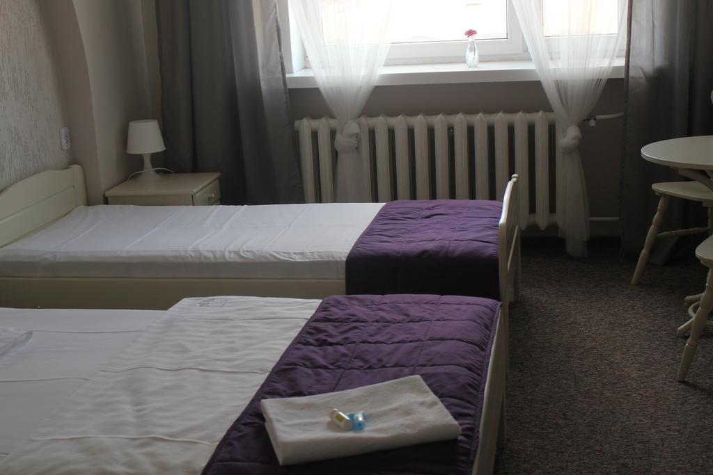 Hotel Pod Debem Zielona Góra Esterno foto